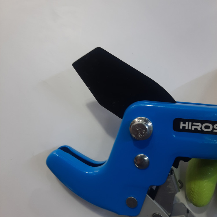 قیچی با تیغه های محکم